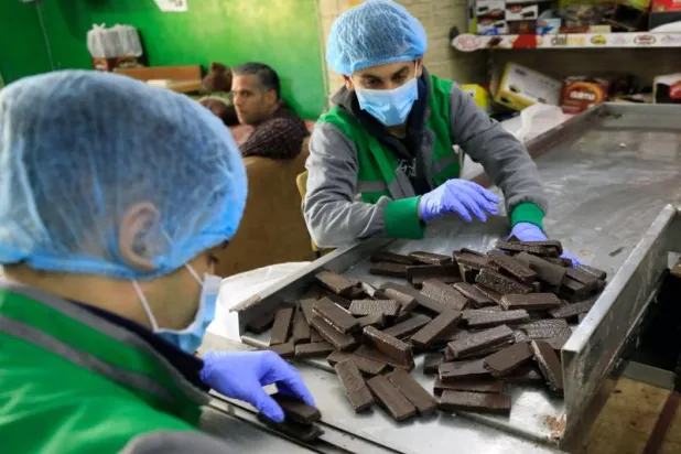 شوكولاته من صنع قطاع غزة رغم الحصار وأزيز الصواريخ