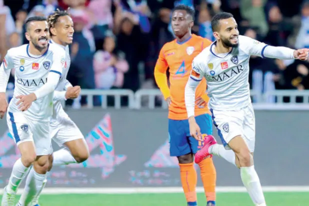 الهلال يُحلق بضربة البريك... والحزم يقهر الاتفاق