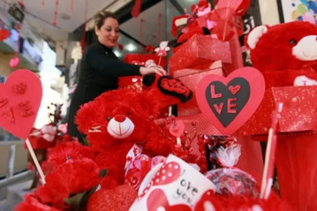 المغاربة يتخلصون من الخجل بالاحتفال بـ«فالنتاين»