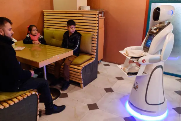 تيما الروبوت تقدّم الطعام... والبهجة إلى الأفغان