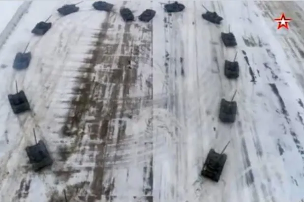 ضابط روسي يتقدم بعرض للزواج مع دبابات على «شكل قلب»