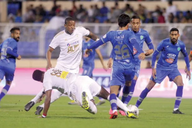 هدف جدلي واحتجاجات وبطاقات ملونة تنهي مواجهة الفتح والفيصلي