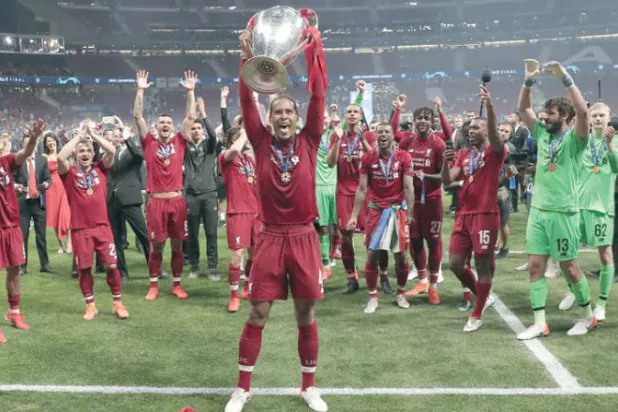 فان دايك لعب دوراً كبيراً في تتويج ليفربول بدوري أبطال أوروبا الموسم الماضي (غيتي)