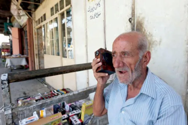 الإذاعة في غزة تصارع للبقاء بذكريات الزمن الجميل