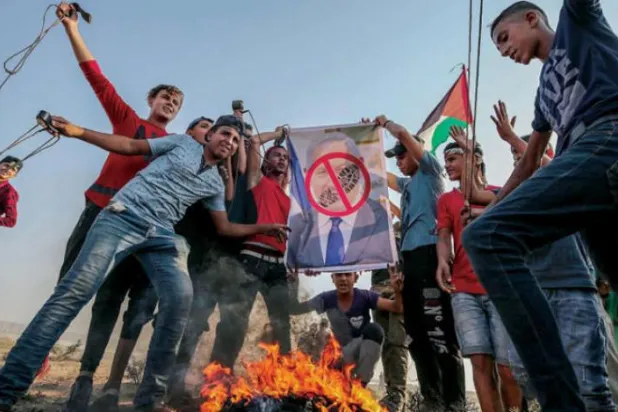 پرسوں غزه ميں فلسطينى جوان اسرائيلى وزير اعظم كى فوٹو جلاتے ہيں