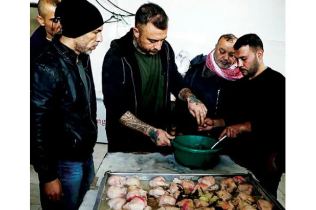 الشيف أثناء إعداده الطّعام في غزة (الشرق الأوسط)