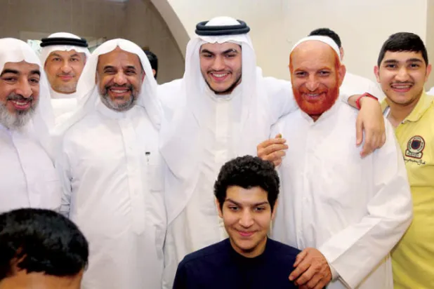 موسى الخنيزي مع عائلته (تصوير: عمران حيدر)