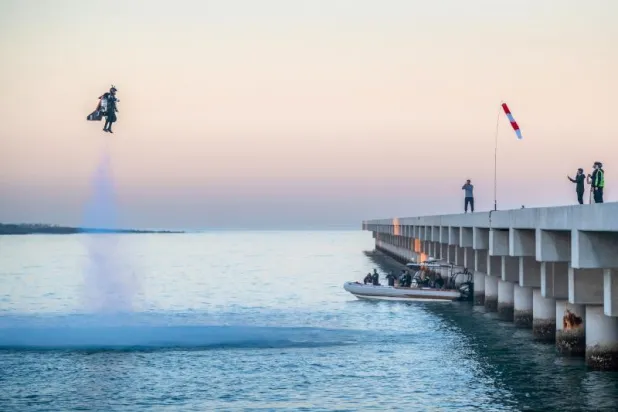 فيديو... «الرجل النفاث» يحلق في سماء دبي