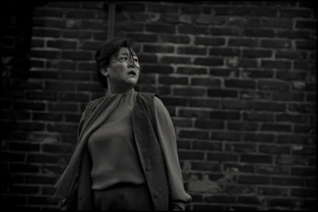 بعد فوزه بالأوسكار... نسخة بالأبيض والأسود من فيلم «باراسايت»