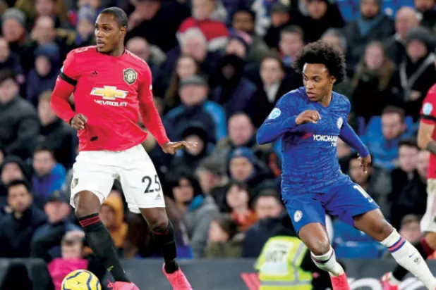 إيغالو بقميص يونايتد يسيطر على الكرة قبل ويليان لاعب تشيلسي (إ.ب.أ)