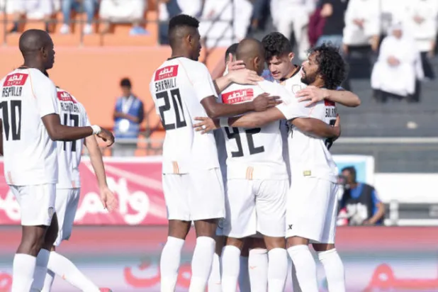 الشباب ينتفض ويحبط مفاجأة ضمك... بـ10 لاعبين