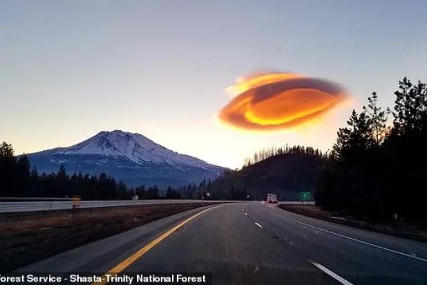 في سماء كالفورنيا... «صحن طائر» أم سحابة نادرة