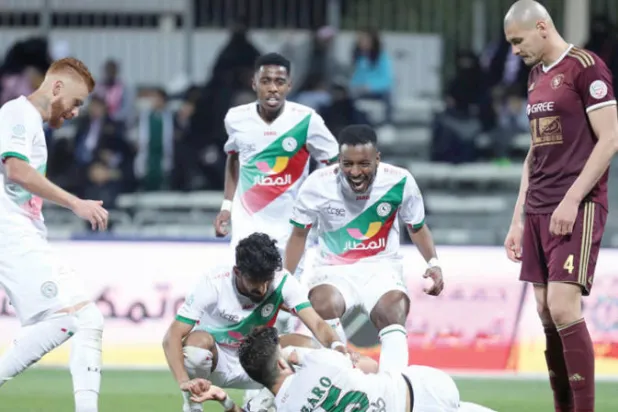 لاعبو الاتفاق يحتفلون بهدفهم الثاني في الفيصلي (تصوير: صالح الغنام)