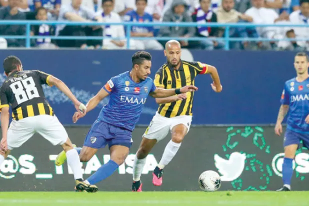 من المواجهة التي جمعت الهلال والاتحاد أمس (تصوير: علي الظاهري)