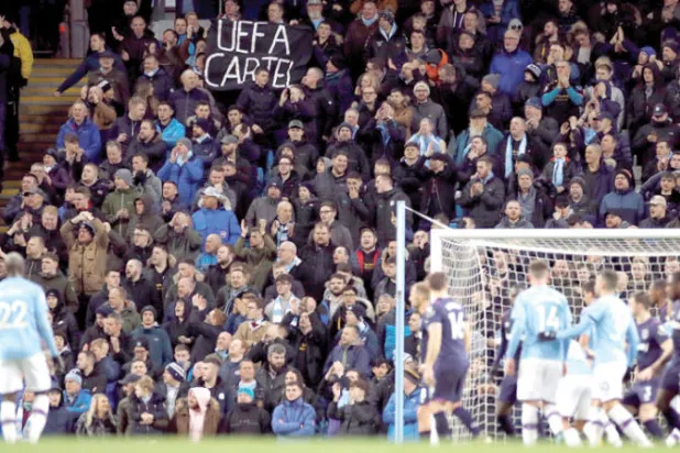 جمهور مانشستر سيتي تعاطف مع إدارته ورفع رايات منددة بيويفا خلال المباراة ضد وستهام (رويترز)