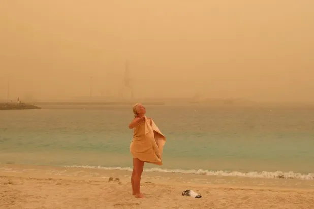 Kanarya Adaları’nda kum fırtınası gökyüzünü turuncuya bürüdü