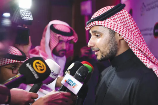 الأمير خالد بن الوليد متحدثاً خلال تدشينه الدوري أمس لوسائل الإعلام (تصوير: بشير صالح)