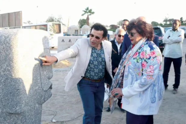 وزيرة الثقافة المصرية د. إيناس عبد الدايم مع أحد الفنانين