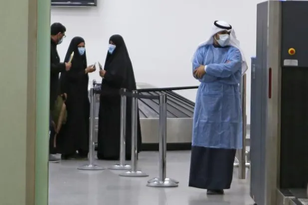 السعودية توقف العمرة وتأشيرات سياحية مؤقتاً لمواجهة «كورونا»