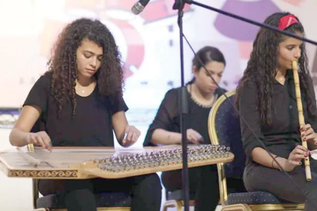 زينة الحمارنة تعزف على آلة القانون