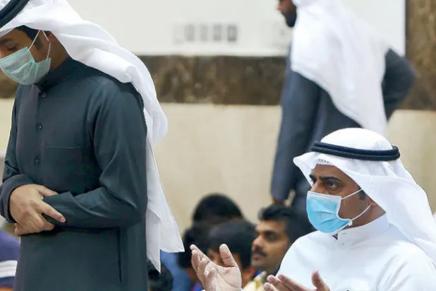 مصلون يؤدون صلاة الجمعة بمسجد في الكويت أمس (أ.ف.ب)