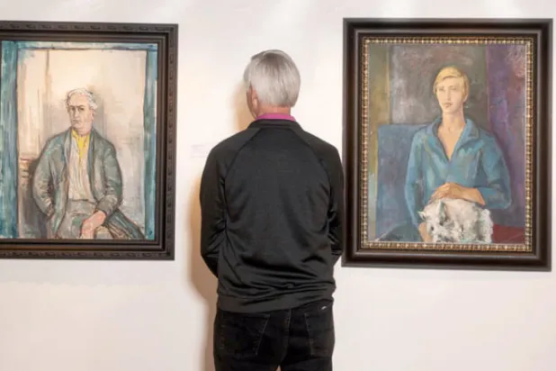 فورغي مع إحدى لوحات صديقه دي هوري (نيويورك تايمز)