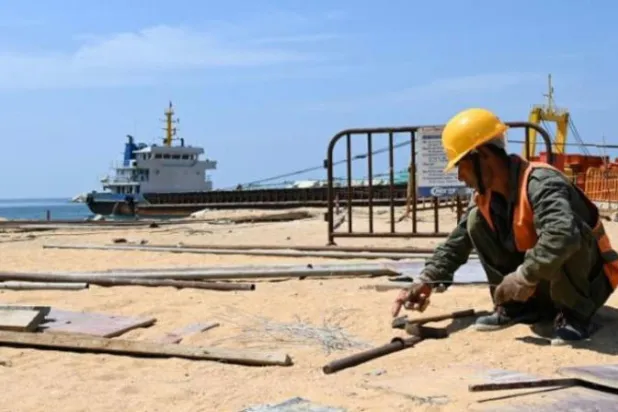 أشواك على «طريق الحرير»