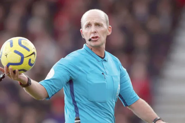 مايك دين متهم دائماً من جماهير الكرة الإنجليزية بالتعالي والغطرسة