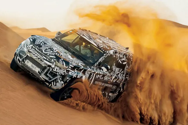 لاند روفر ديفندر أثناء التجارب الصحراوية