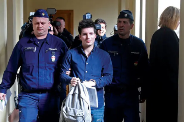 بينتو لحظة القبض عليه لتسليمه إلى السلطات في البرتغال