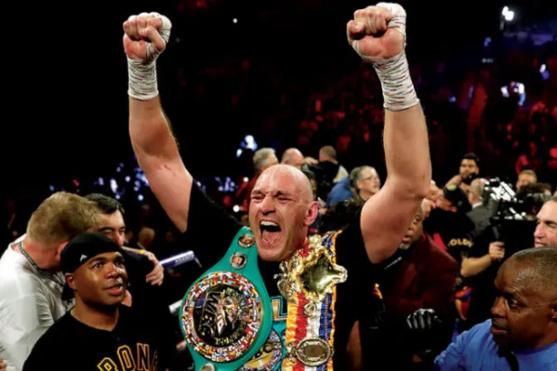 ما أسباب الشعبية الطاغية للملاكم البريطاني تايسون فيوري؟