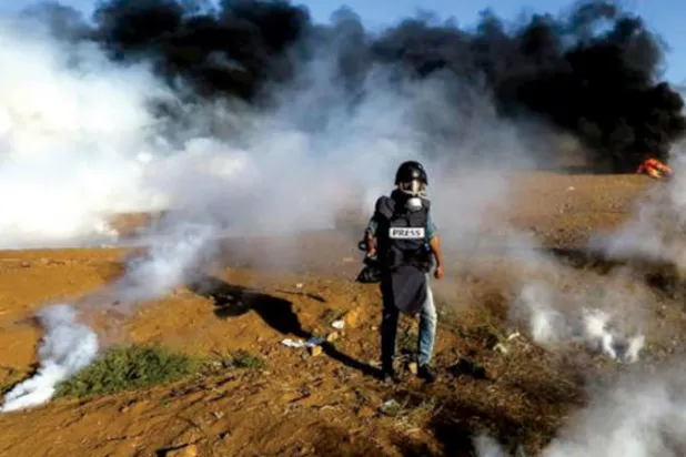 صحافي فلسطيني يعمل وسط الميدان (الشرق الأوسط)
