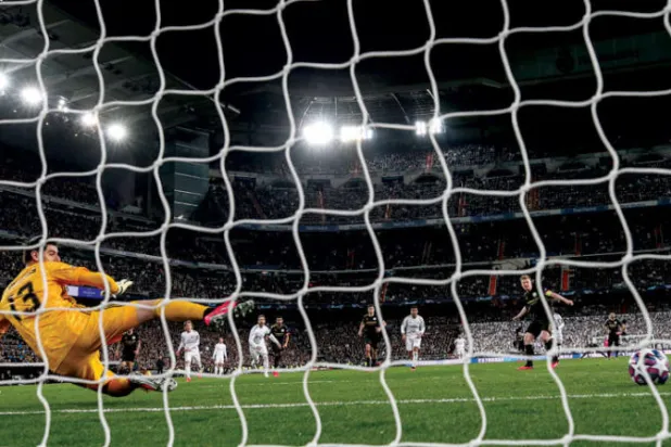 دي بروين يسجل من ركلة الجزاء هدف الفوز لسيتي في مرمى ريال مدريد (إ.ب.أ)