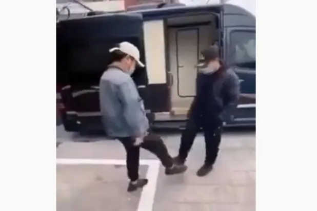 أبرزها تحيات «الكوع» و«الأقدام»... طرق جديدة للمصافحة بسبب «كورونا»