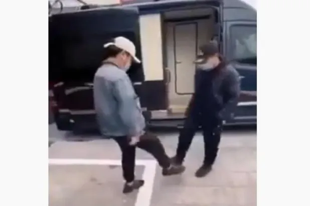 Wuhan halkı ayağıyla tokalaşmaya başladı