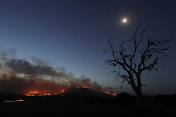 أستراليا تطوّر أول قمر صناعي لتوقُّع حرائق الغابات