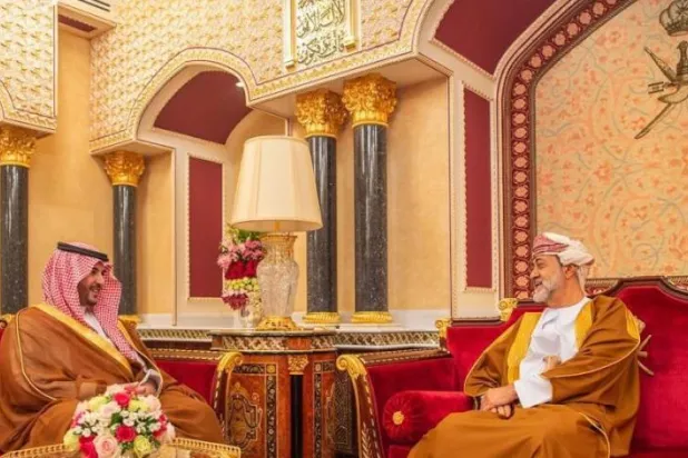 سلطان عُمان ونائب وزير الدفاع السعودي يستعرضان القضايا المشتركة