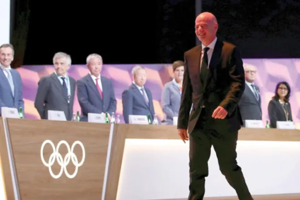 «إيفاب»: إجراء تعديلات على قانون التسلل من أجل كرة أكثر هجومية