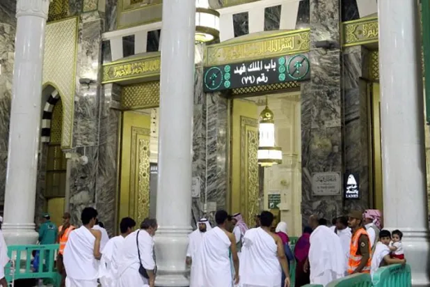 76 باباً استقبلت الزوار في المسجد الحرام في أول جمعة بعد تعليق العمرة