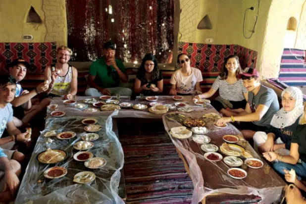 بساطة... ووجبات شهية على الجمر