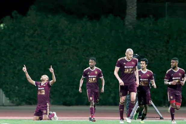 لاعبو الفيصلي يحتفلون بأحد أهدافهم في النصر (تصوير: عبد العزيز النومان)