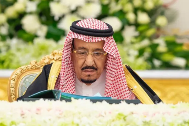 خادم الحرمين خلال ترؤسه جلسة مجلس الوزراء (واس)