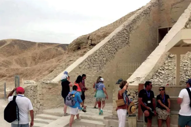 مواقع الأقصر الأثرية تتجاهل «كورونا» وتستقبل وفوداً سياحية