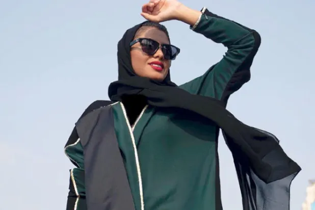 «تحت العباءة» يكشف الوجوه المتعددة الفريدة للمرأة السعودية