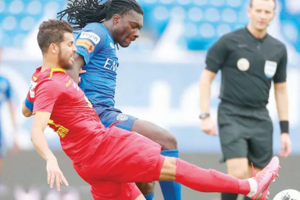 جانب من المواجهة التي جمعت ضمك والهلال أمس (تصوير: سعد العنزي)