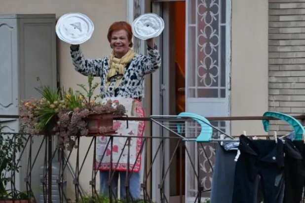 İtalya'da evinden çıkamayan halk pencerelerde şarkı söylüyor