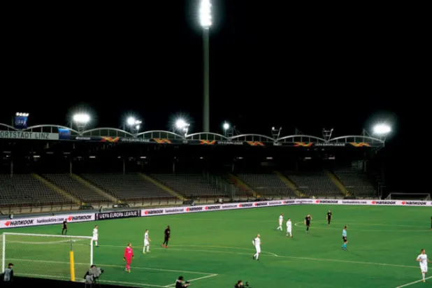 كرة قدم تفتقد «الروح» خلف الأبواب المغلقة