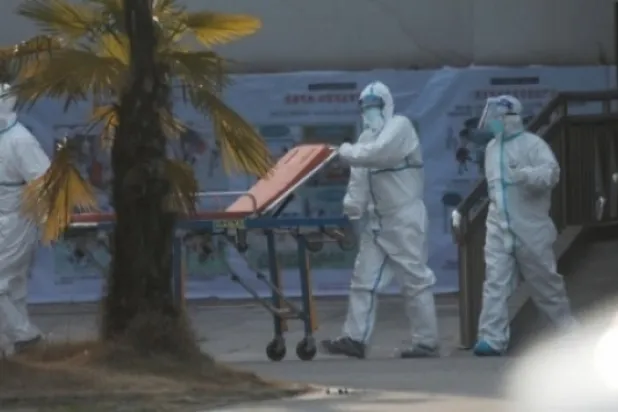 Katar Havayolları çalışanı: Yetkililer koronavirüsü işçiler arasında yaymak istiyor... VİDEO