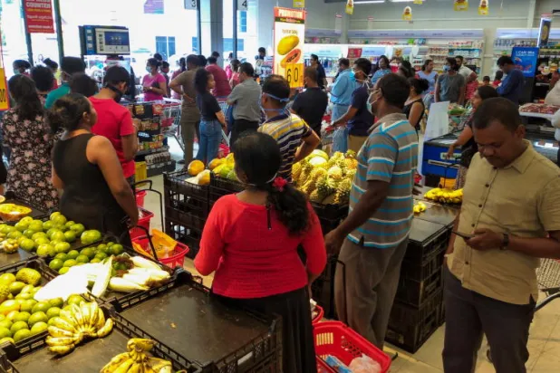 متجر للطعام في كولومبو (إ.ب.أ)