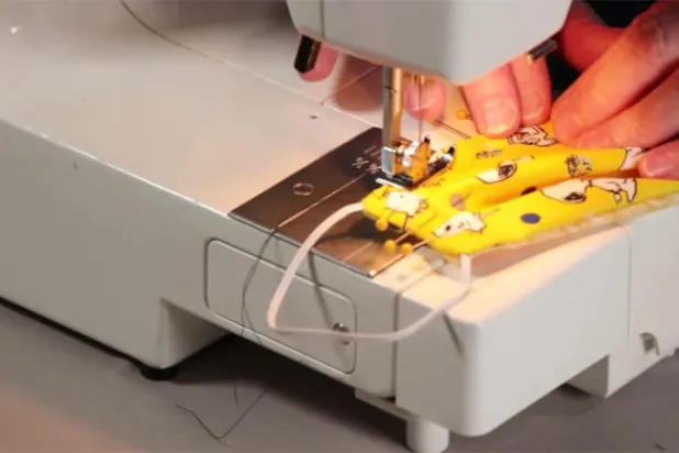 كمامات «كورونا» شغل العالم الشاغل